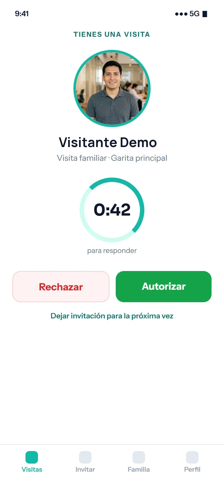 App del residente: visita con foto, cuenta atrás y botones para autorizar o rechazar